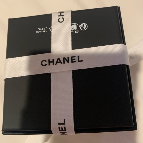 Brand new, rare and collectible authentic Chanel brooch,comes with box, bow - Picture 3 of 12